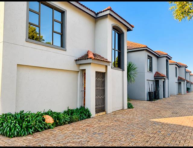 3 BEDROOM TOWNHOUSE FOR SALE IN VANDERBIJLPARK SE 2